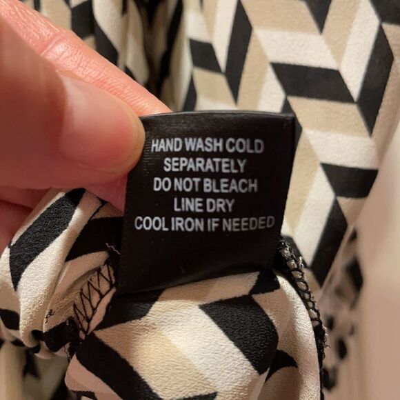 ✨Pleione Black, tan & white Chevron blouse - Picture 4 of 7